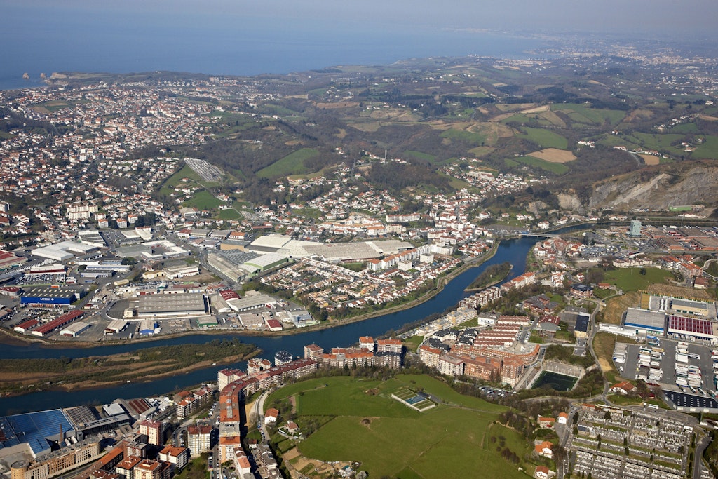 Die Fasaneninsel ist das kleine Eiland im Fluss Bidasoa zwischen Frankreich und Spanien, rechts vor der Brücke.