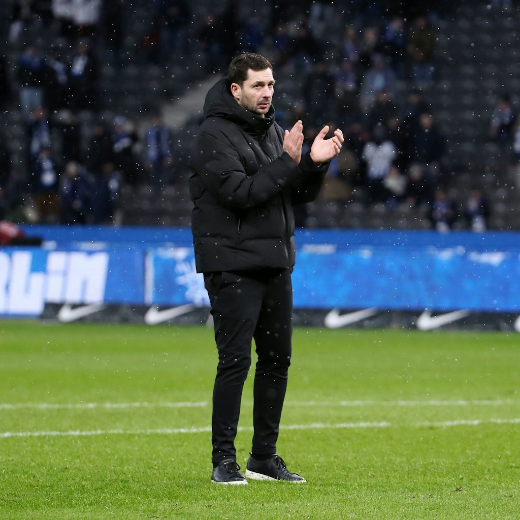 Trainer Sandro Schwarz applaudiert den Fans von Hertha BSC nach dem 2:0 gegen den FC Augsburg.