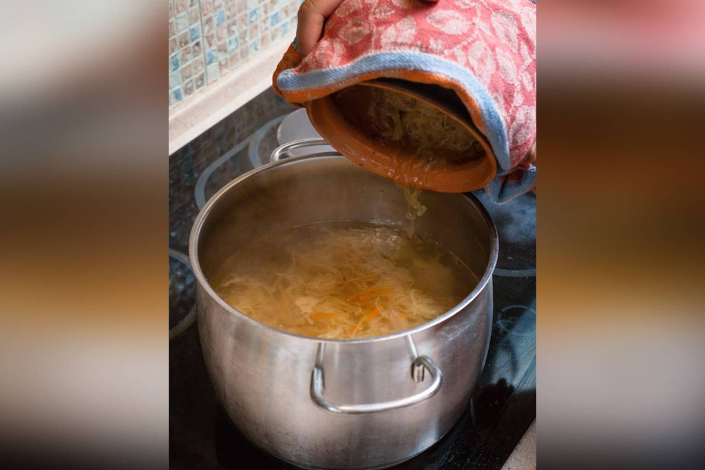 Kohlsuppe mit Kartoffeln schmeckt hervorragend.