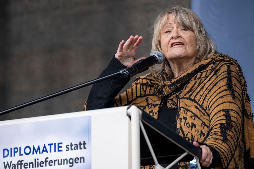 Frauenrechtlerin Alice Schwarzer spricht bei der Kundgebung in Berlin.