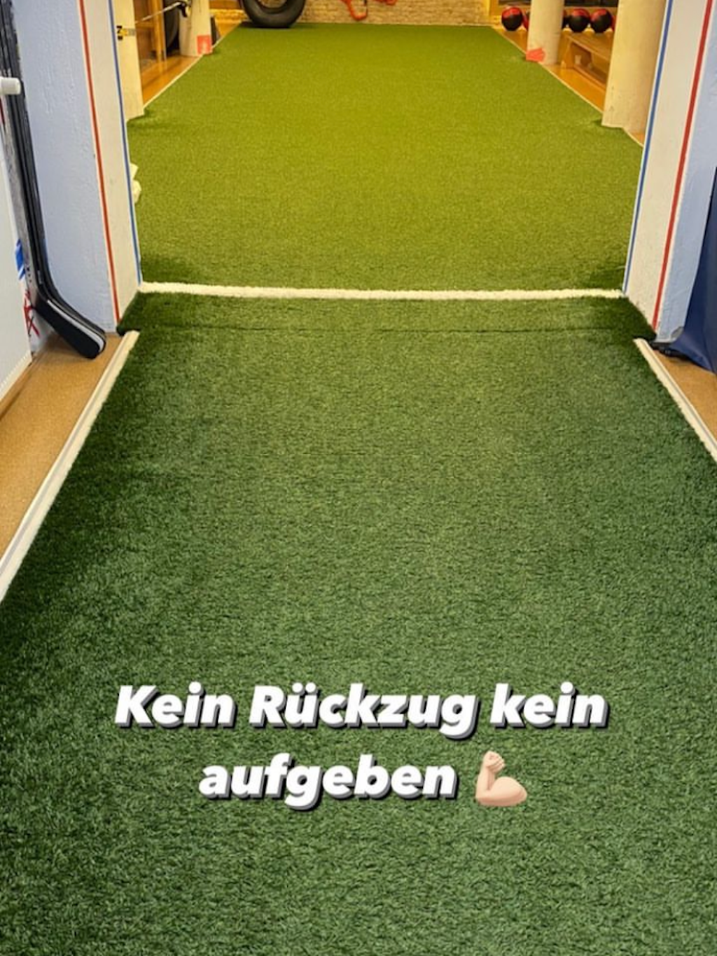 Ex-Union-Star Max Kruse zeigt gerne, dass er sich weiter für einen Verein fit hält. 