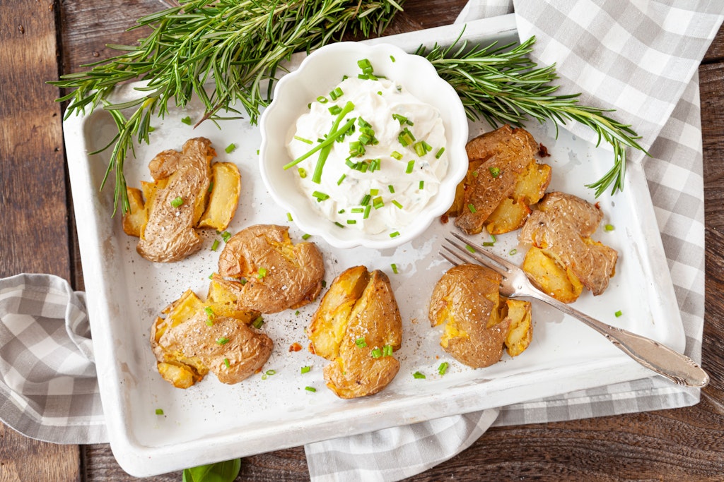 Gekocht, gequetscht, gebacken: So werden die Kartoffeln knusprig.