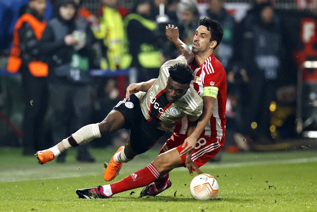 Rani Khedira konnte jüngst gegen Ajax Amsterdam – hier beim Zweikampf gegen Mohammed Kudus – auch international zeigen, wie sehr er sich beim 1. FC Union weiterentwickelt hat.
