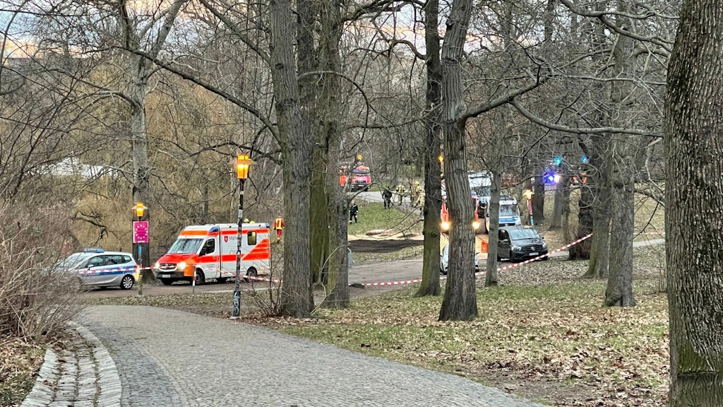 Ein Großaufgebot an Einsatzkräften am Weißen See im Pankower Ortsteil Weißensee: In dem See wurden am Montag die Leichen von einer Frau und einem Kleinkind gefunden. 
