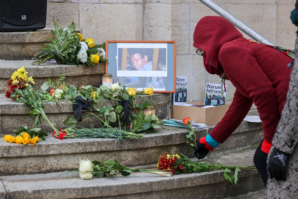 Zum 18. Todestag von Oury Jalloh legten zahlreiche Menschen Blumen vor dem Polizeirevier in Dessau ab.
