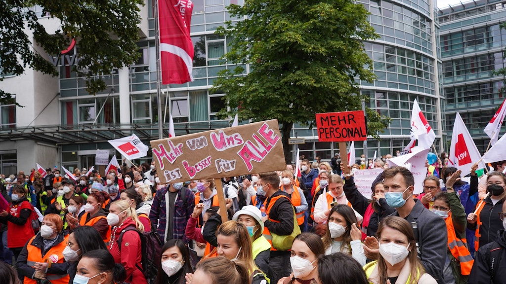 Immer wieder streiken Berliner Pflegekräfte um bessere Arbeitsbedingungen und mehr Lohn - wie hier bei Vivantes (2021).