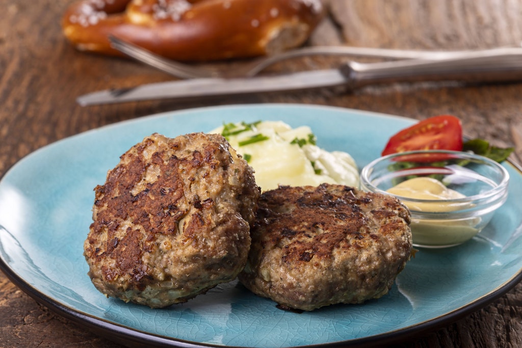 Die Berliner Bouletten werden nach diesem Rezept so richtig saftig und würzig.