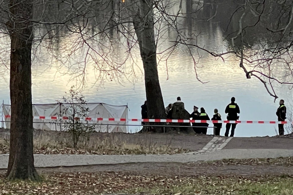 Rettungskräfte stehen am Ufer des Weißen Sees: Im Wasser fanden Passanten zwei Tote: eine Frau und ein Kleinkind. 