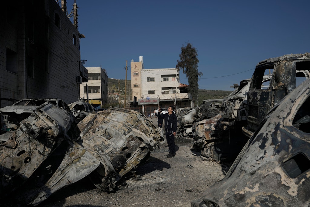 Israelische Siedler setzten unter anderem einen Schrottplatz bei Nablus in Brand, wo Autos ausgeschlachtet wurden.