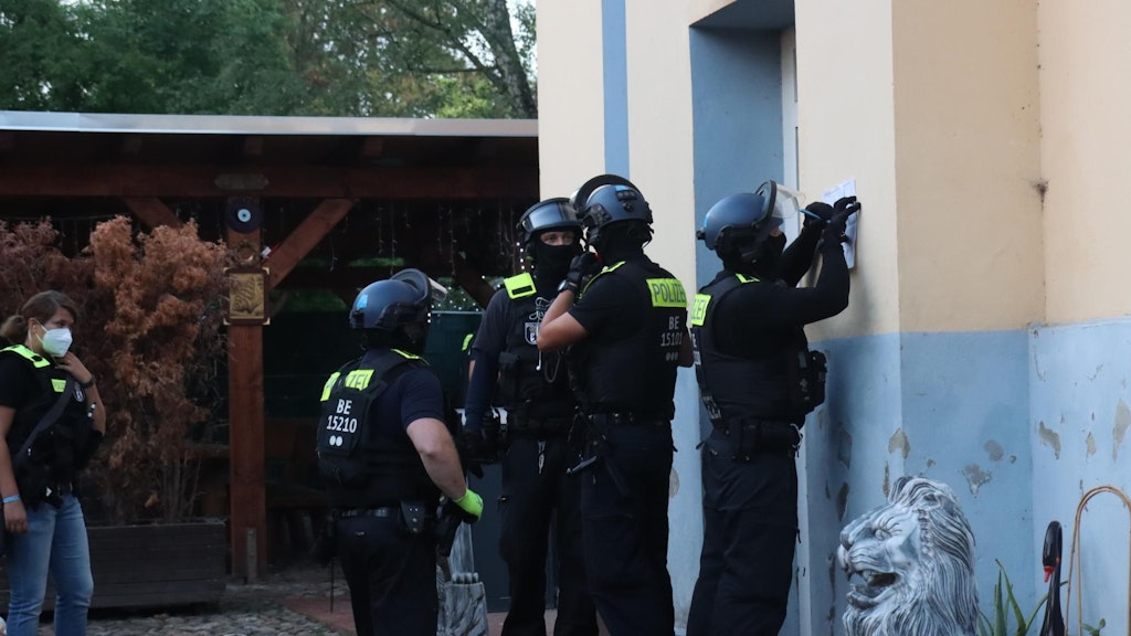 Wegen des Diebstahls hochwertiger Elektronikartikel stürmte eine schwer bewaffnete Hundertschaft der Polizei am 25. August 2022 die Remmo-Villa in Alt-Buckow. Ein Clanmitglied wurde festgenommen. 
