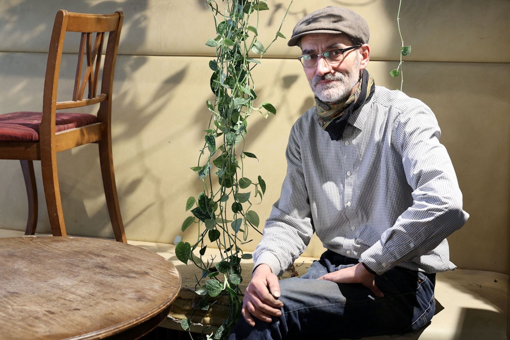 Das Blumencafé auf der Schönhauser Allee schließt endgültig, Chef Michael Schaarschmidt ist nach vielen Turbulenzen auch erleichtert.