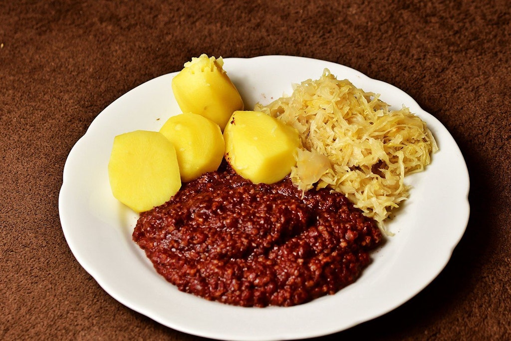 Tote Oma, hier in der Variante mit roter Grützwurst, auch Blutwurst genannt.