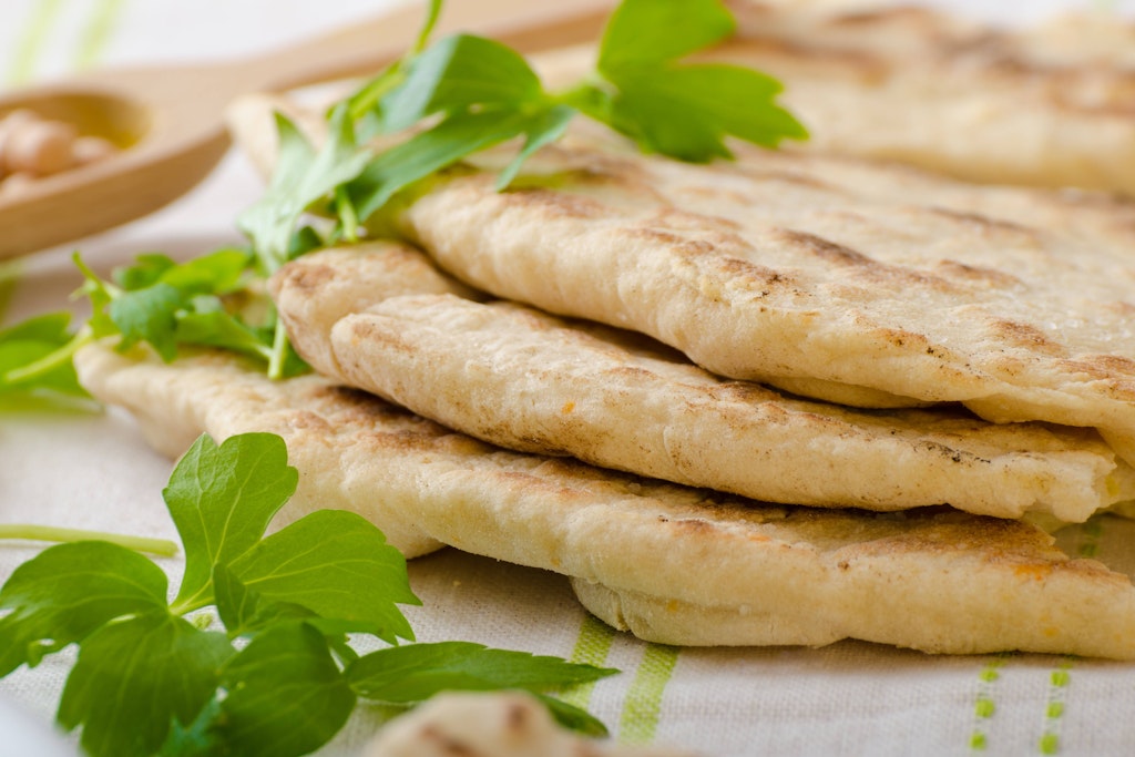 Leckeres griechisches Pita-Brot ist ganz einfach selbst gemacht.
