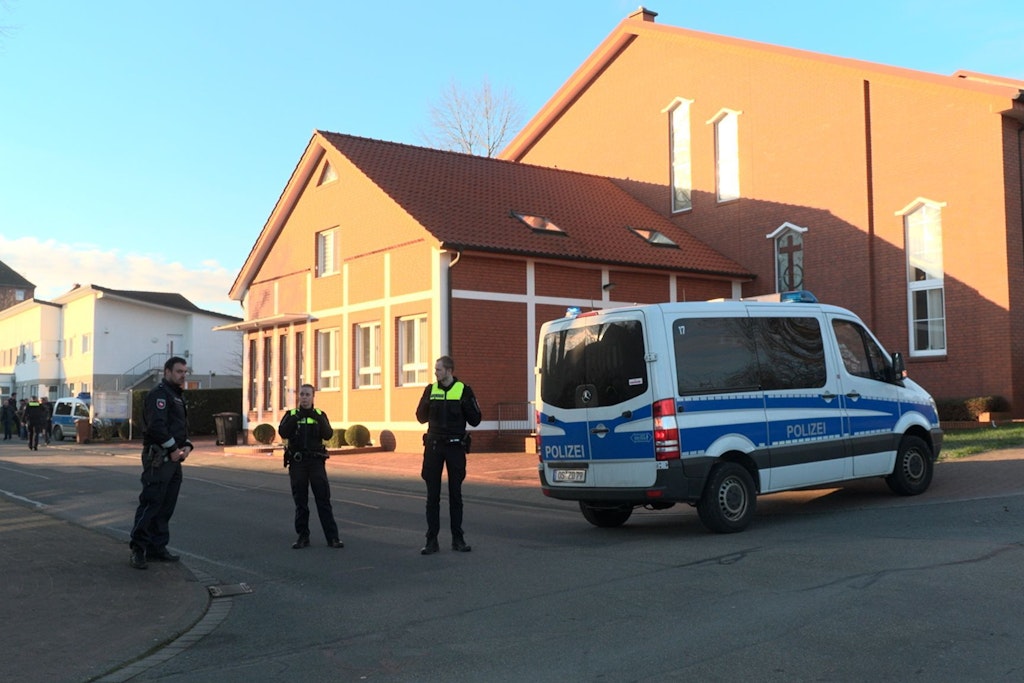 Polizisten sperren in Bramsche die Straße ab, nachdem zwei Menschen von Schüssen verletzt wurden.