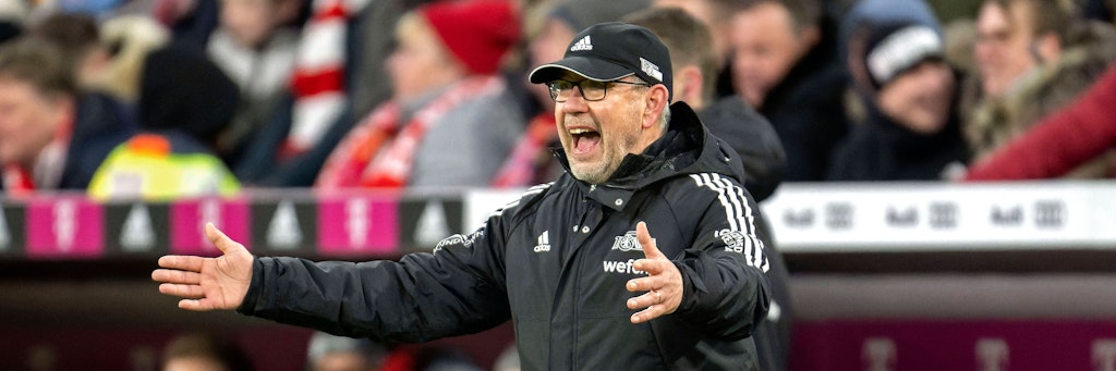 Urs Fischer, Trainer des 1. FC Union, sah, wie seine Eisernen beim FC Bayern die sonst so typische Köpenicker Kompaktheit vermissen ließen. 