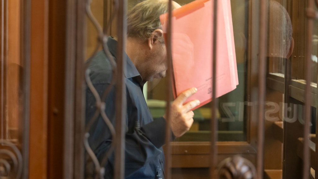 Alexander B. (48) auf der Anklagebank hinter Sicherheitsglas.