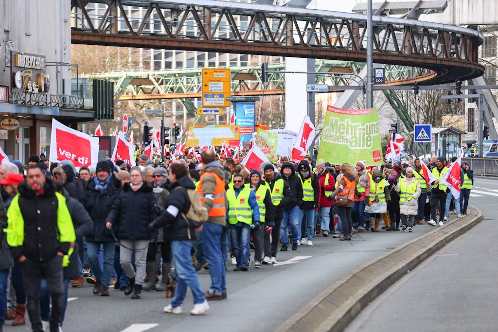 Da schwebt nichts mehr: 4000 Gewerkschafter demonstrierten am Dienstag in Wuppertal unter der leeren Schwebebahntrasse - am Freitag wird sie wieder nicht fahren.