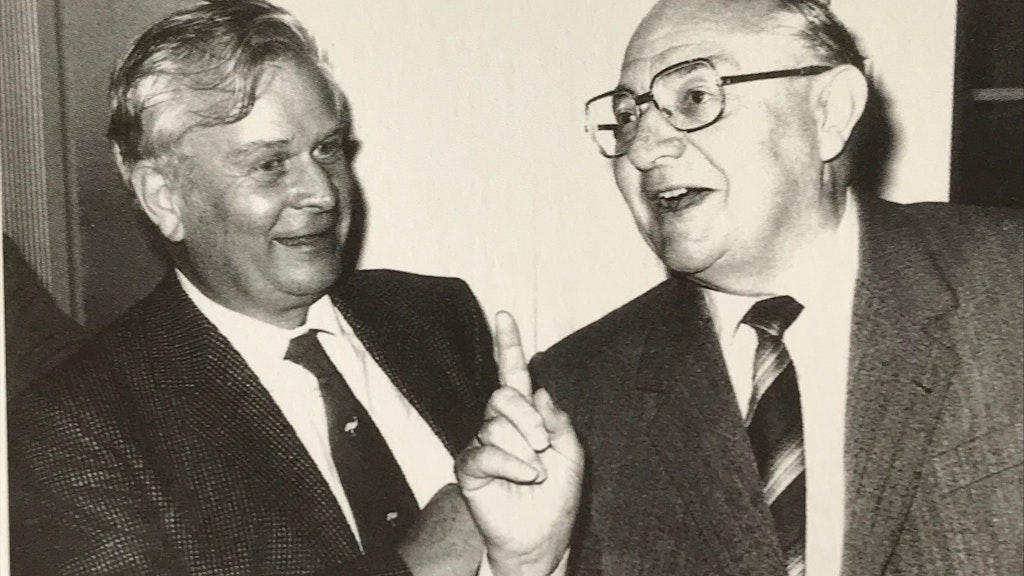 Dieses Foto von 1984 zeigt Tierpark-Chef Dathe mit Heinz-Georg Klös, der damals der Direktor des Berliner Zoos war.