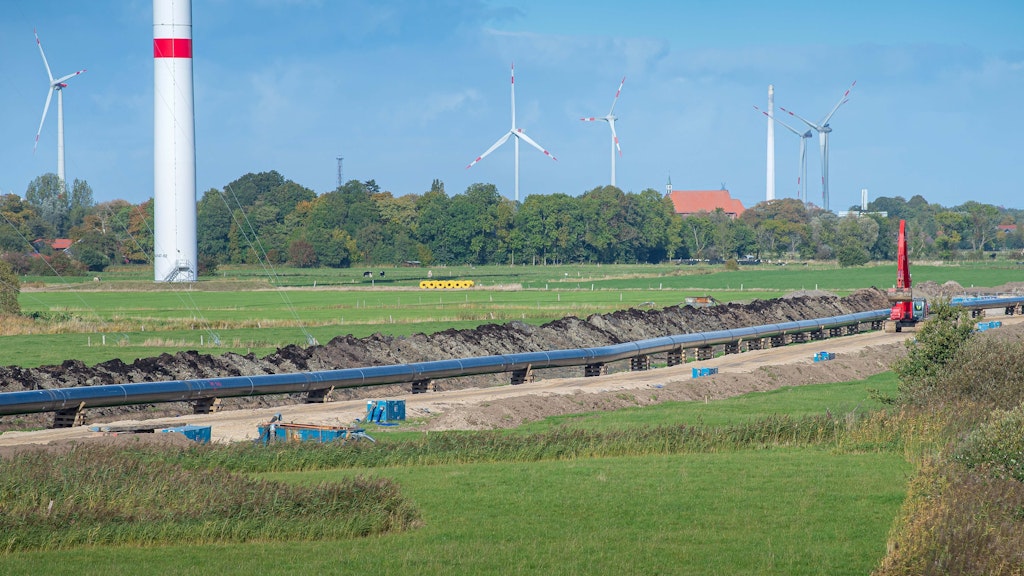 Im Herbst wurde eine Gas-Pipeline verlegt, die per Schiff als Flüssiggas nach Wilhelmshaven geliefertes Erdgas in einen Speicher bringt. Inzwischen ist das Terminal im Hafen fertig, die Pipeline in Betrieb, und russisches Gas kann ersetzt werden.