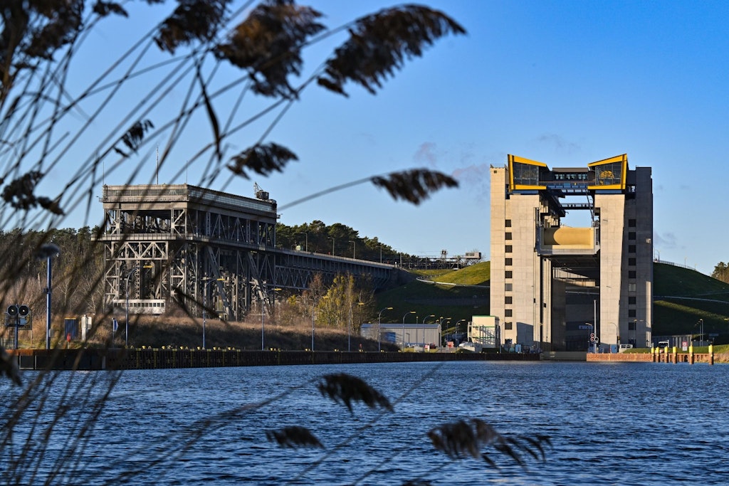 Das alte (l) und das neue Schiffshebewerk Niederfinow.