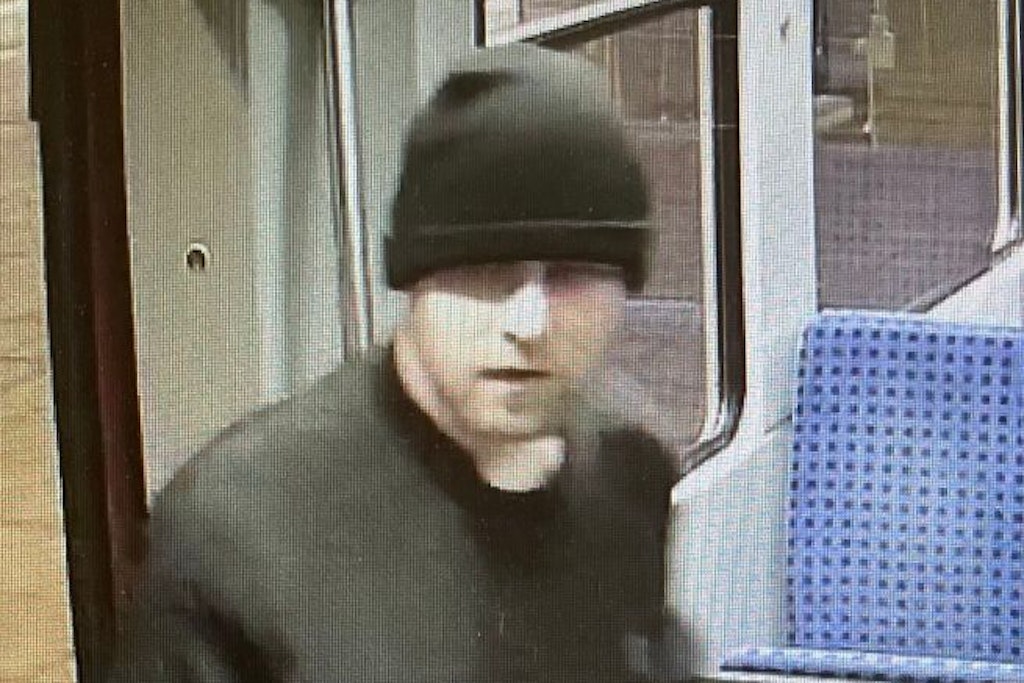 Der Gesuchte war mit einer schwarzen Mütze und einer schwarzen Jacke bekleidet. 