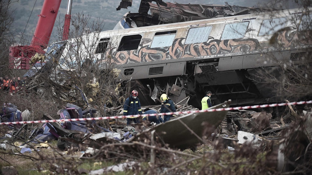 Bei Tagesanbruch wird das Ausmaß des schweren Unglücks erst deutlich: Die Unfallstelle gleicht einem Trümmerfeld, die vorderen Waggons beider Züge wurden durch den Aufprall geradezu zusammengefaltet.