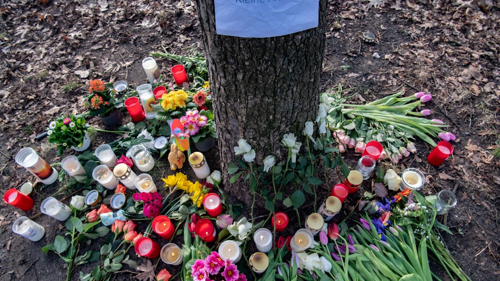 Pankower haben Blumen und Kerzen in der Nähe der Fundstelle des Mädchens abgelegt. 