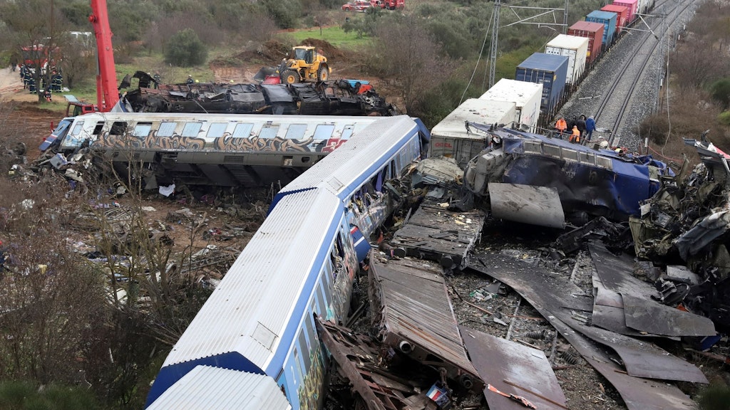 Rettungsarbeiten am Unfallort des schrecklichen Zugunglücks in Griechenland. Die vorderen Waggons beider Züge wurden durch den Aufprall geradezu zusammengefaltet.