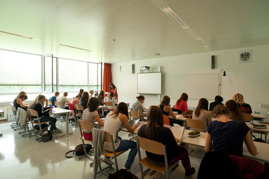Klasse in einer österreichischen Schule: Lehrerin zeigte Schülern Kolumne voll mit Fehlern, die es im Original gar nicht gab (Symbolbild, zeigt nicht die betreffenden Personen).