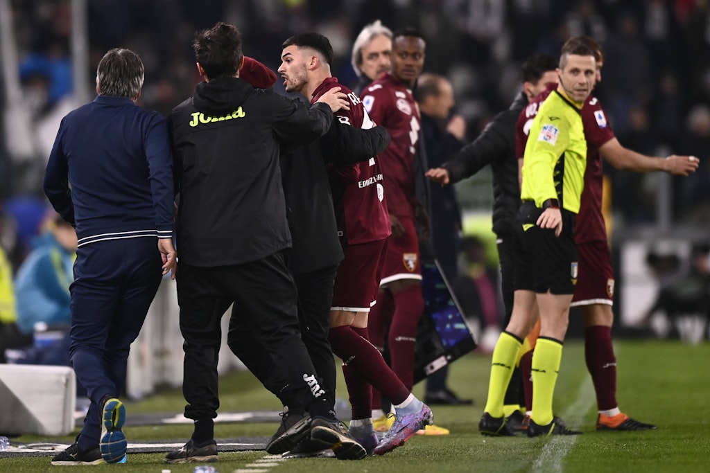 Hatte nach 14 Minuten wieder Feierabend und entsprechend Gesprächsbedarf: Nemanja Radonjić geht auf Turin-Trainer Ivan Juric (l.) los. 