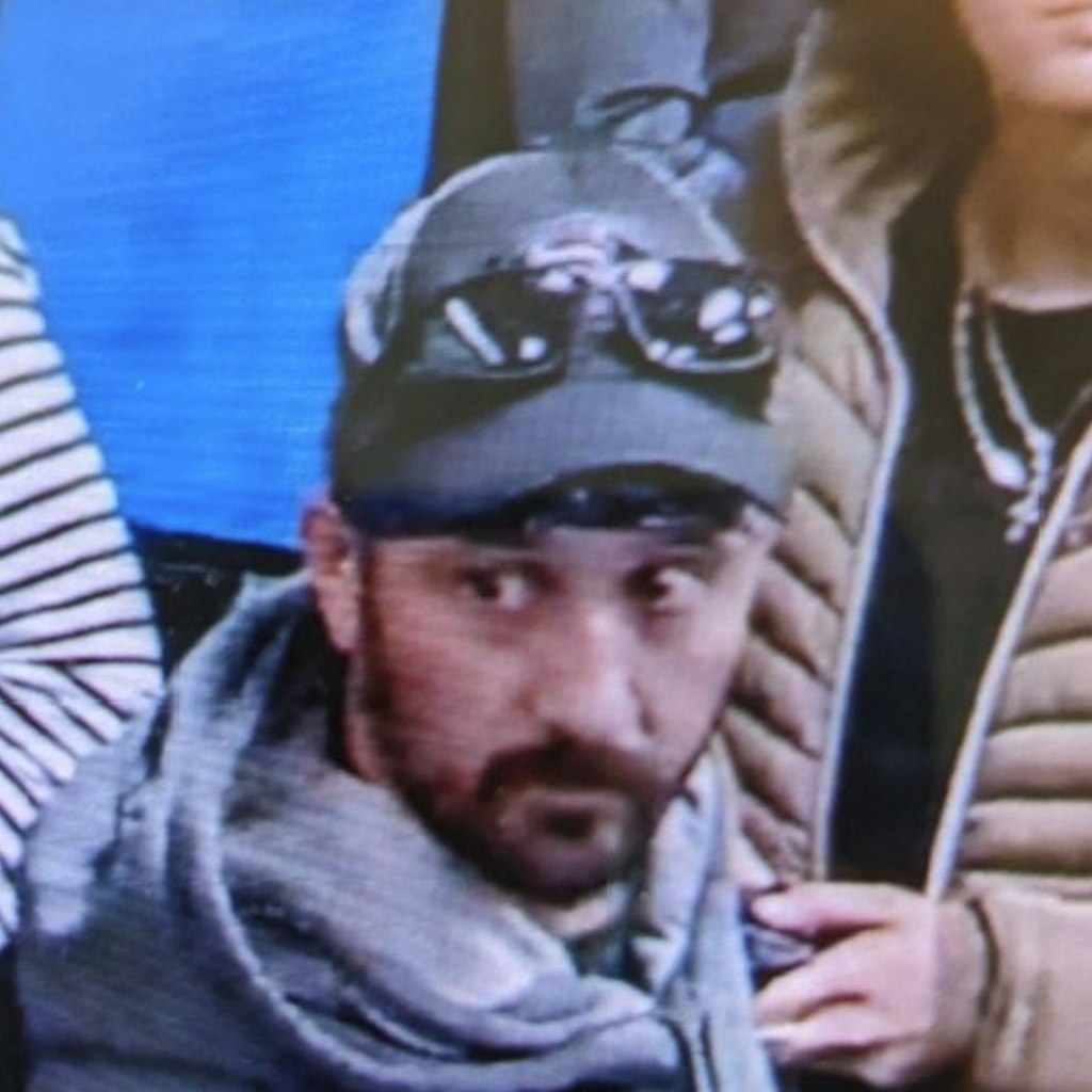 Der Verdächtige wurde später ausgerufen. Danach türmte er aus dem Flughafen.