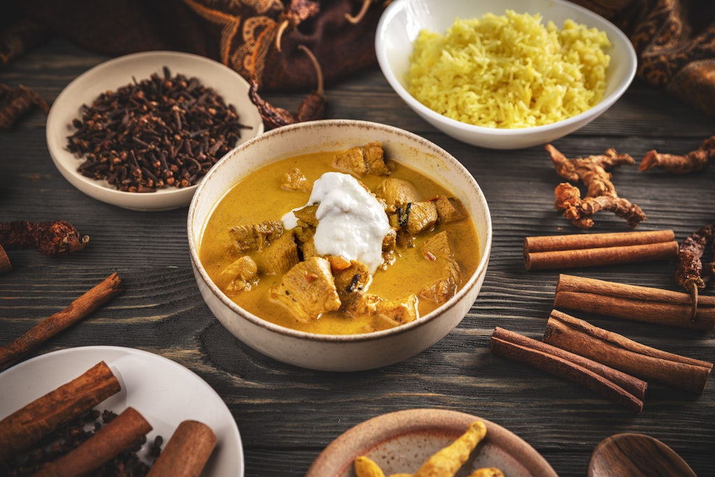Butter-Chicken, auch bekannt als Murgh makhani, ist ein Gericht der indischen Küche. Mit unseren Rezept kochen Sie es einfach zu Hause nach.