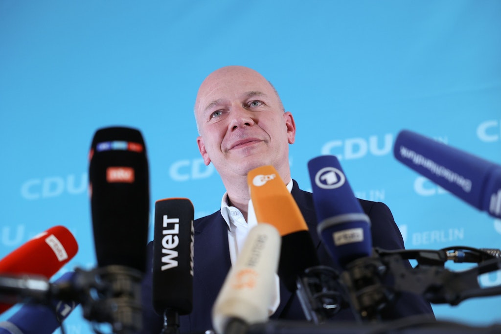 Der Berliner CDU-Chef Kai Wegner will Koalitionsverhandlungen mit der SPD aufnehmen. Dem stimmte am Donnerstag der Landesvorstand seiner Partei einstimmig zu. Es gibt an den Plänen aber auch Kritik aus den Reihen der CDU. 