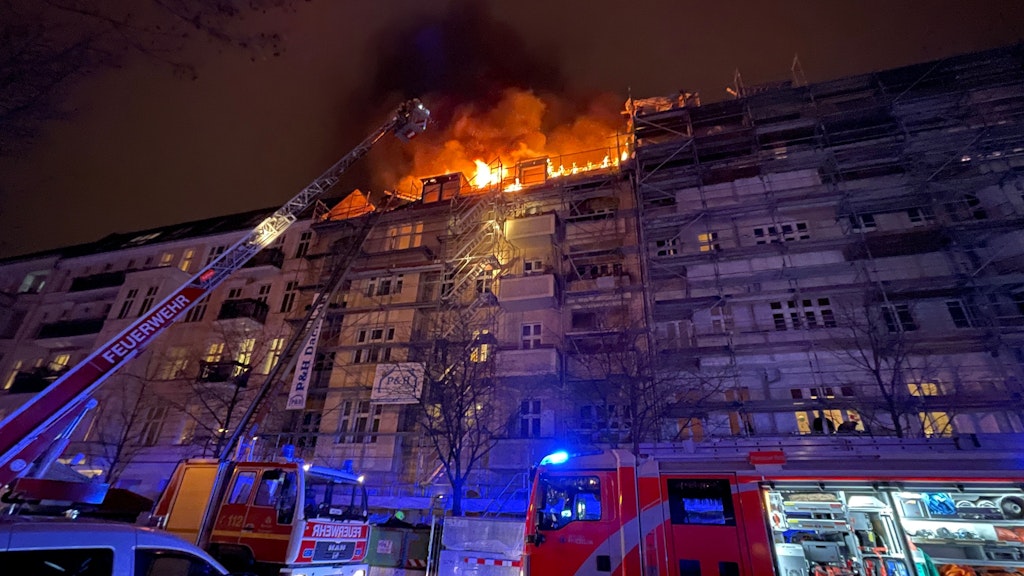 Ein Dachstuhl steht in der Paul-Robeson-Straße in Flammen. Die Feuerwehr bekämpft den Brand. 
