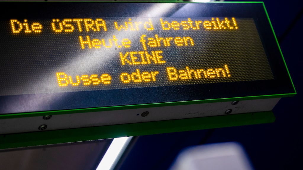 Auf einer Anzeigetafel an einer Stadtbahnhaltestelle ist am Morgen der Schriftzug «Die Üstra wird bestreikt! Heute fahren keine Busse oder Bahnen» zu lesen.