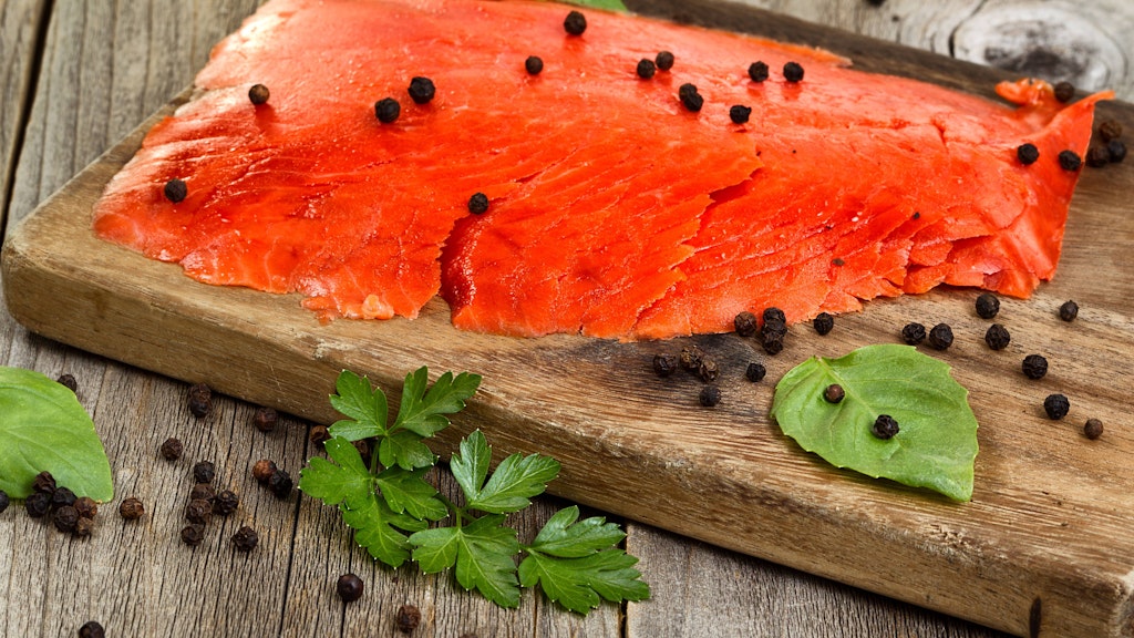 Räucherlachs passt in diesem Rezept perfekt zu den Nudeln mit Spinat.