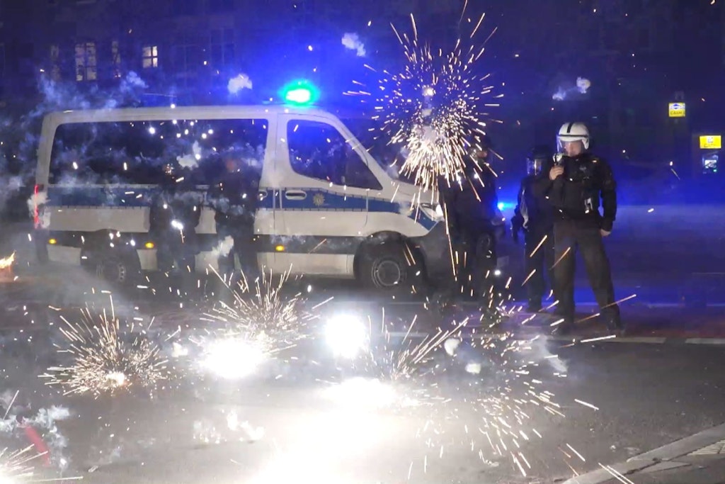 In der Silvesternacht gab es in mehreren Bezirken Angriffe auf Einsatzkräfte von Polizei und Feuerwehr.