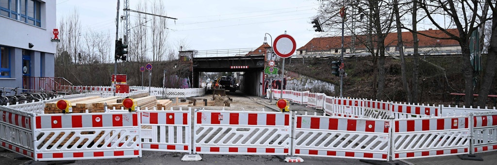 Die S-Bahnbrücke über die Hämmerlingstraße auf dem Weg zum Stadion des 1. FC Union ist für jeglichen Verkehr gesperrt.