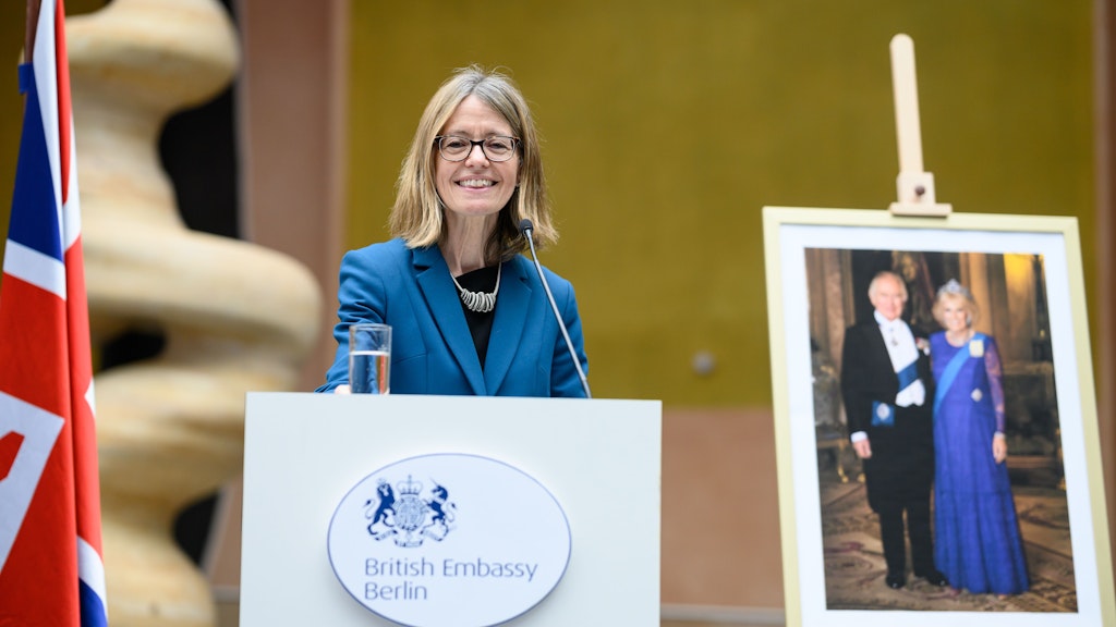 Jill Gallard, Botschafterin von Großbritannien, bei einer Pressekonferenz in der Britischen Botschaft zum bevorstehenden Staatsbesuch von König Charles III. in Deutschland.