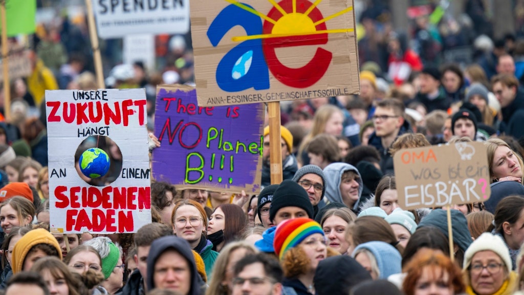 Parallel zu den Warnstreiks protestierte Fridays for Future bundesweit für Klimaschutz, tausende waren in Berlin dabei. 