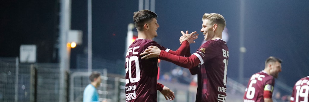 Torjubel zum 0:3 für den BFC Dynamo. Torschütze Erlind Zogjani feiert mit Joey Breitfeld.