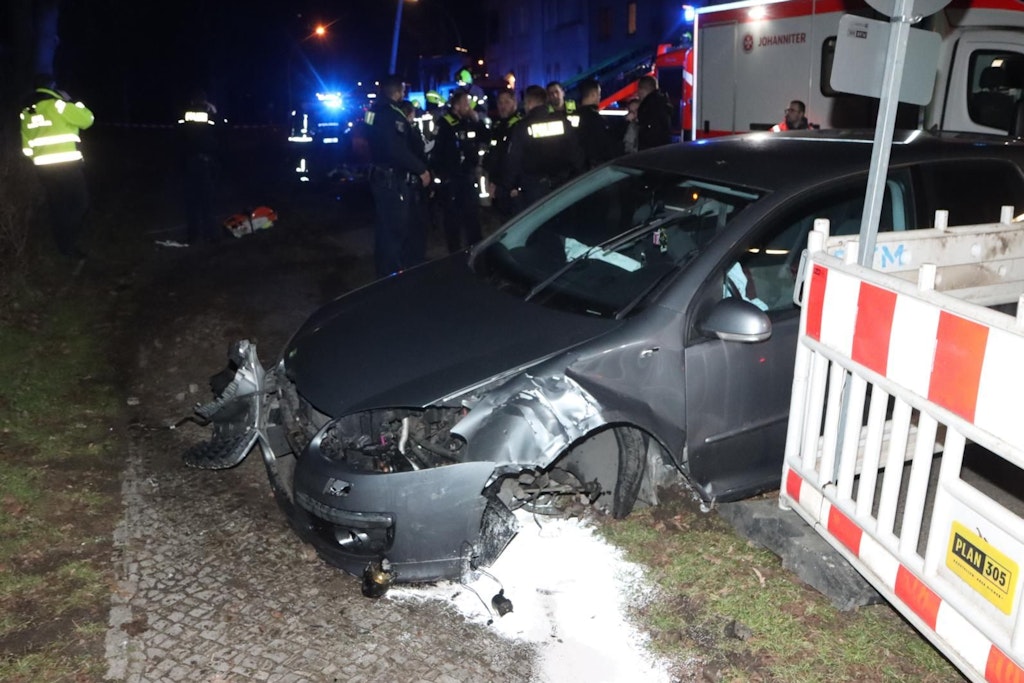 In Mariendorf krachte ein PS-starker VW in eine Laterne, dann in eine Baustelle.