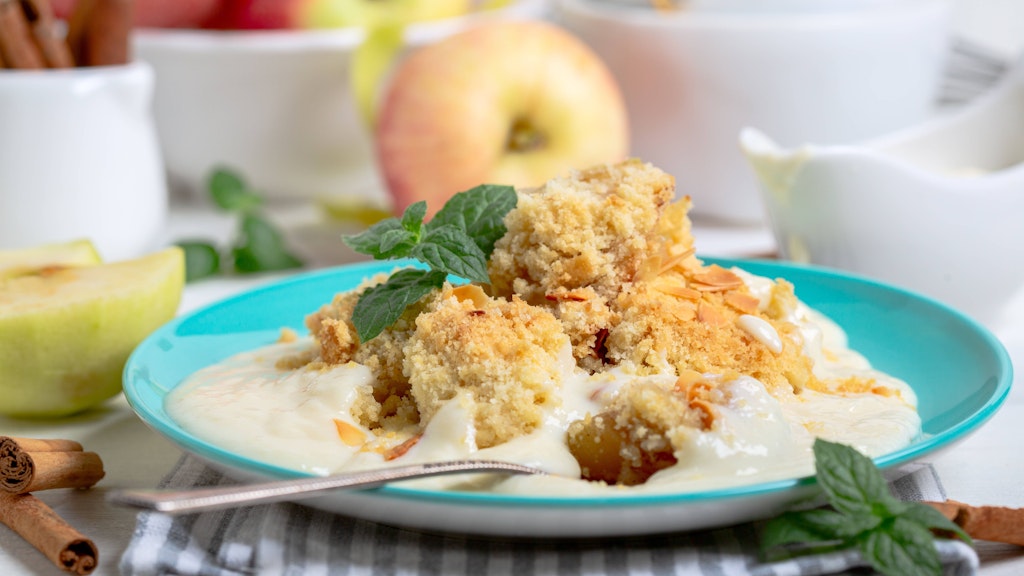 Am besten Schmeckt der Apfel-Crumble mit warmer Vanillesoße!