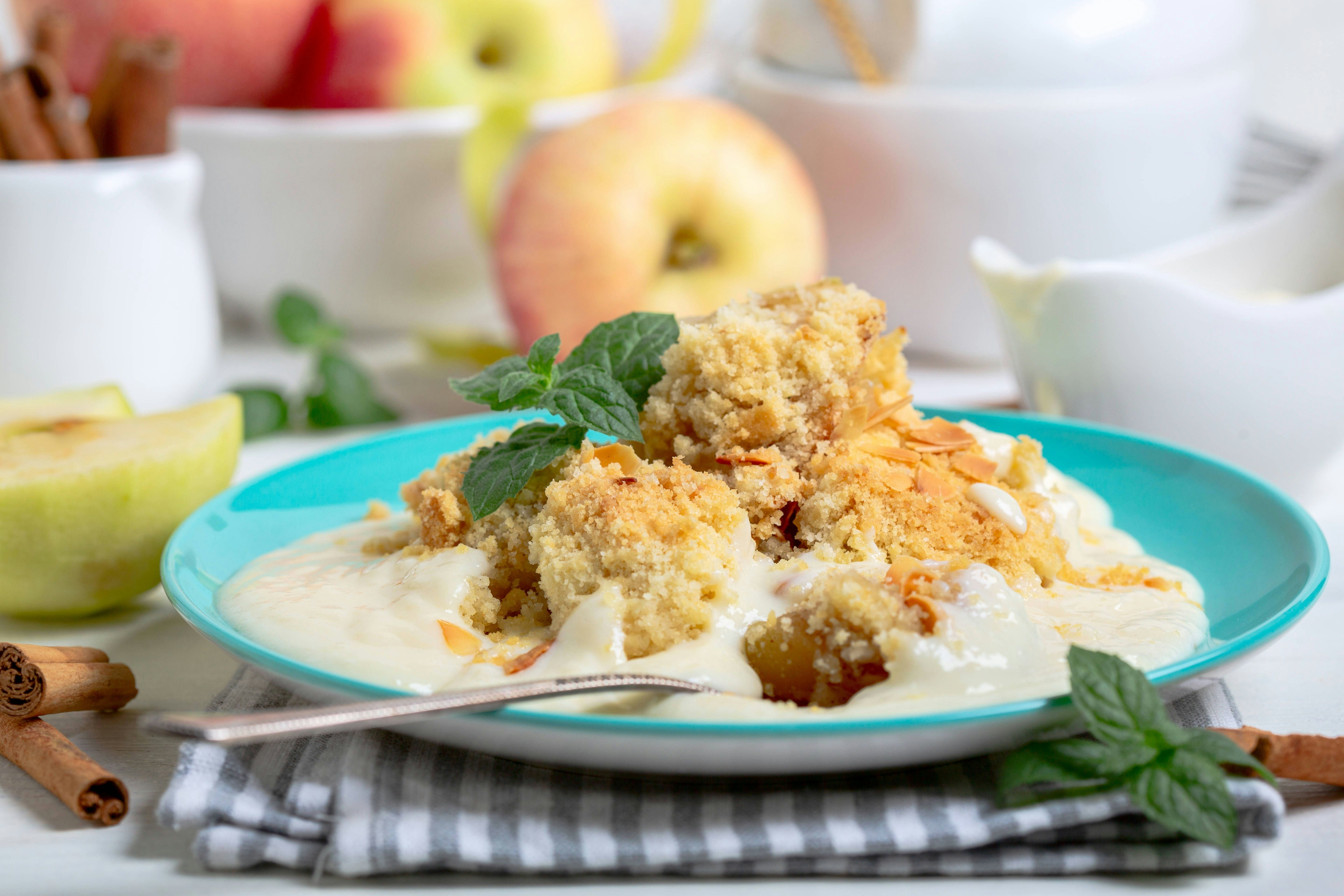 Knusprig, cremig, fruchtig: Rezept für Apfel-Crumble mit Vanillesoße