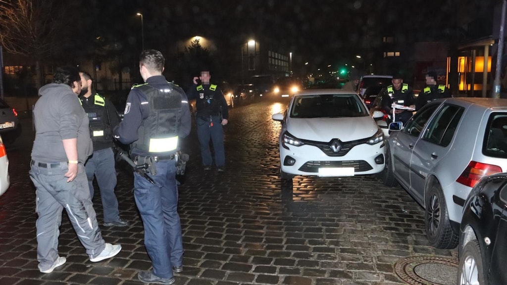 Erst krachte der betrunkene Fahrer in parkende Pkw, dann schlief er einfach ein und schließlich wurde er von der Polizei abgeführt.