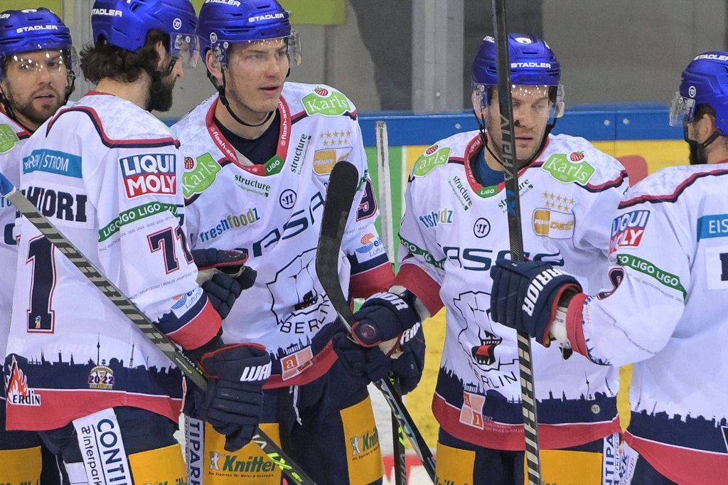 Sie wissen, dass es wohl ein Sieg ohne Wert ist: Der Torjubel der Eisbären fällt verhalten aus.
