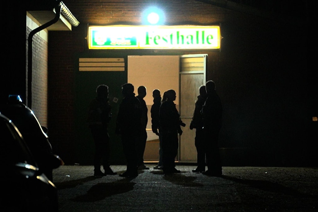 Polizei steht vor der Festhalle des Schützenhauses. In Bramsche bei Osnabrück hat es in der Nacht zum Sonntag eine Gewalttat gegeben.