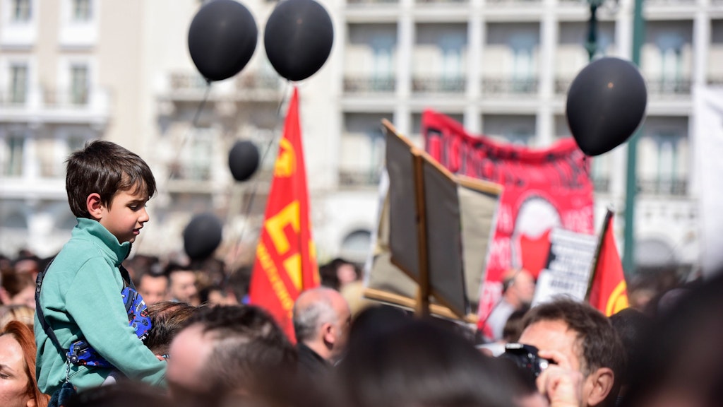 In Athen versammelten sich Tausende Menschen zu einer Protestdemo, gedachten mit schwarzen Luftballons den Opfern des Zugunglückes. 