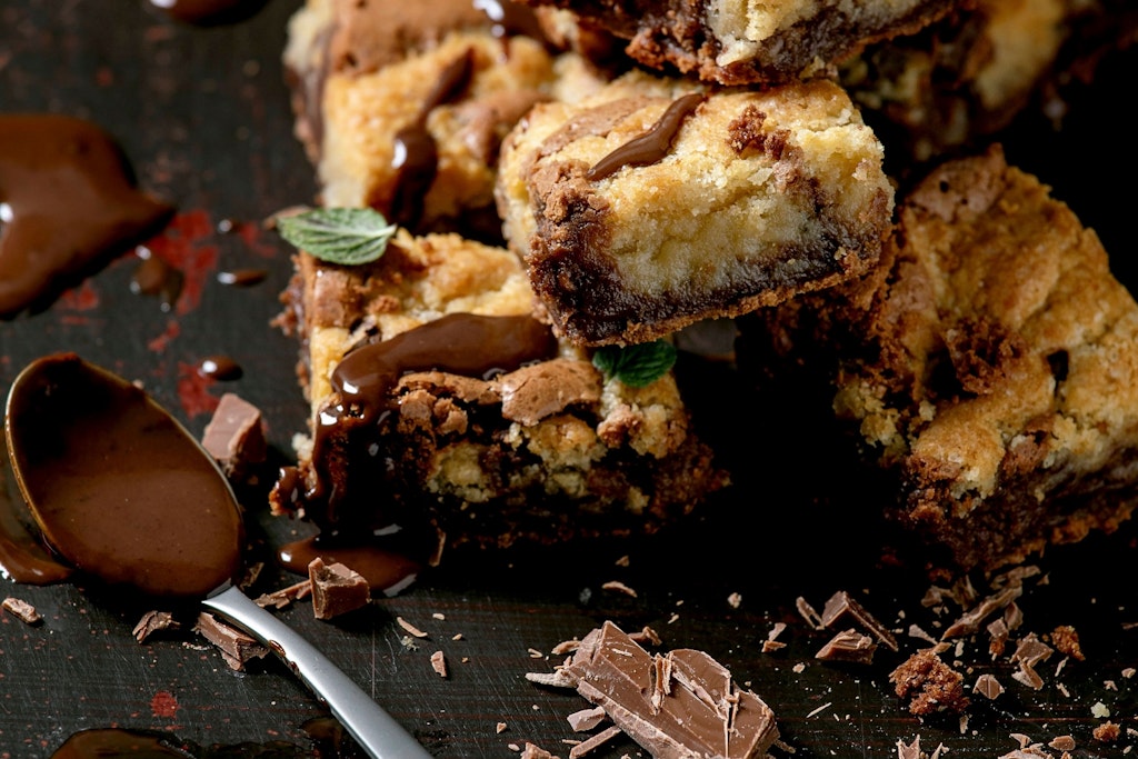Das Rezept für Brookies vereint das Beste aus beiden Welten: Knusprige Cookies und saftige Brownies!