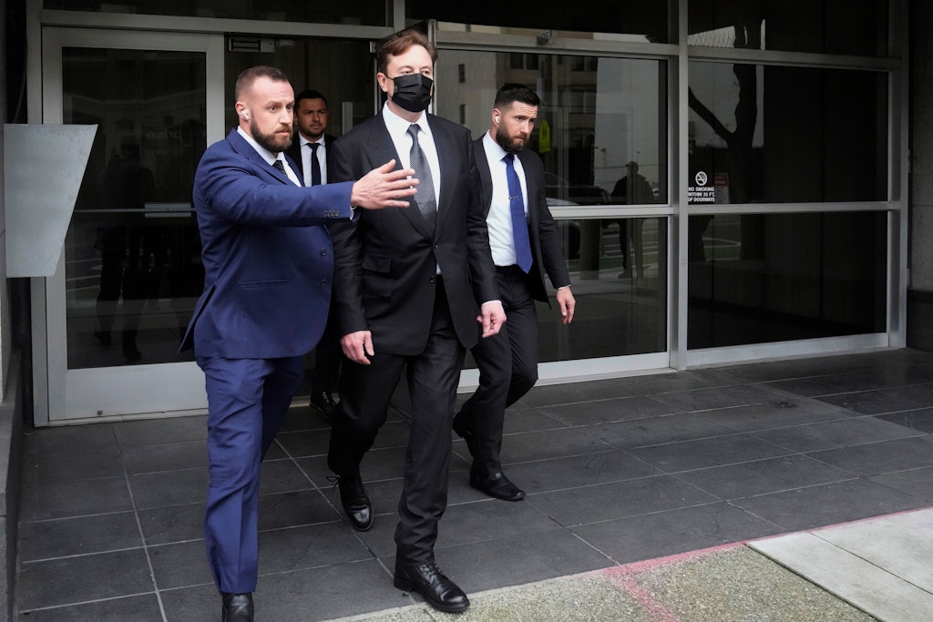 Bodyguards folgen Elon Musk, hier bei einem Gerichtstermin im Februar, sogar bis auf die Toilette.
